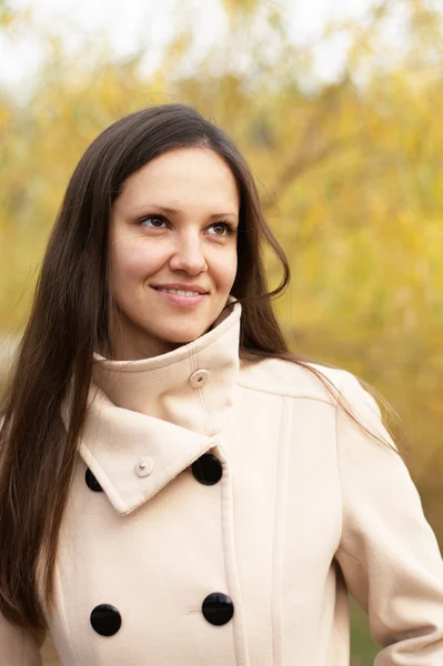 Junge Frau auf dem Hintergrund der gelben Blätter — Stockfoto