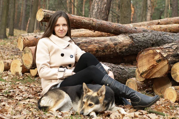 Young woman outdoors with dog — Stock Photo, Image
