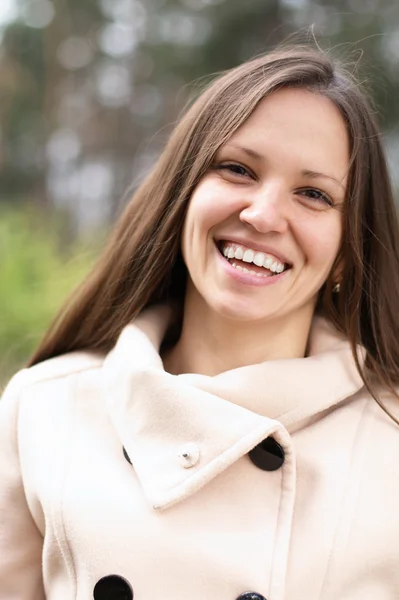 フォレスト内屋外笑う若い女性 — ストック写真
