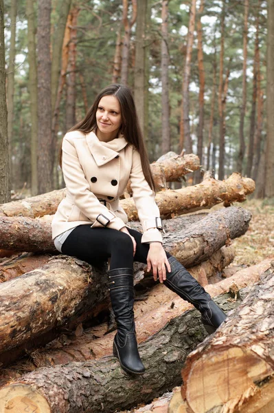 Giovane donna all'aperto nella foresta — Foto Stock