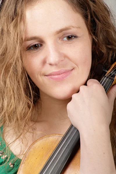 Traurig lächelnde Frau mit Geige — Stockfoto