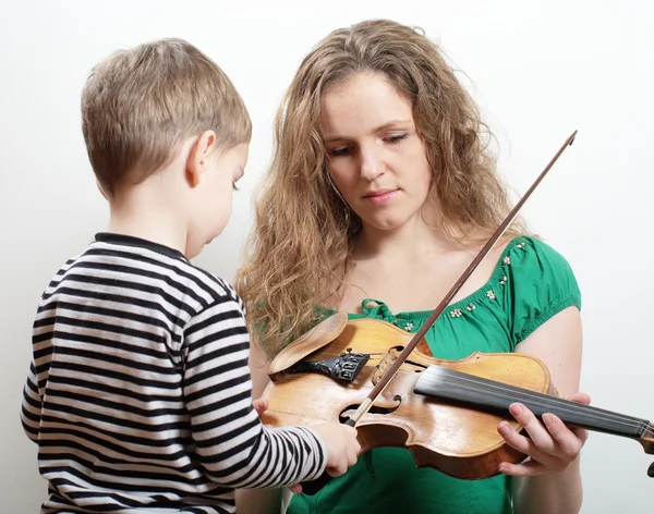 Mutter lehrt Sohn Geige spielen — Stockfoto