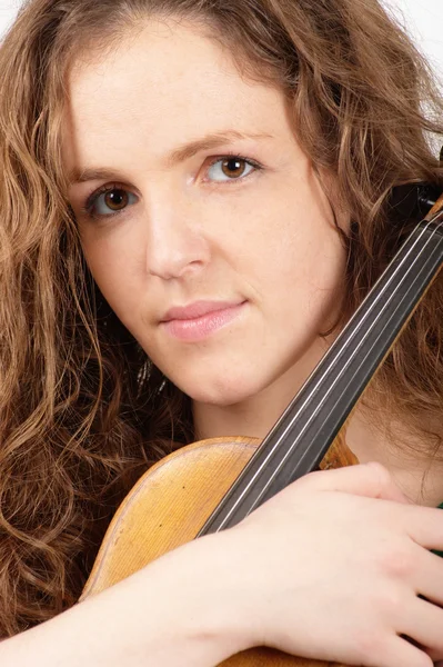 ヴァイオリンと赤毛の女性 — ストック写真