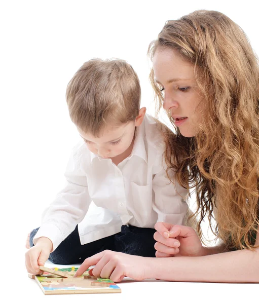 Mother and son play puzzle — Stock Photo, Image