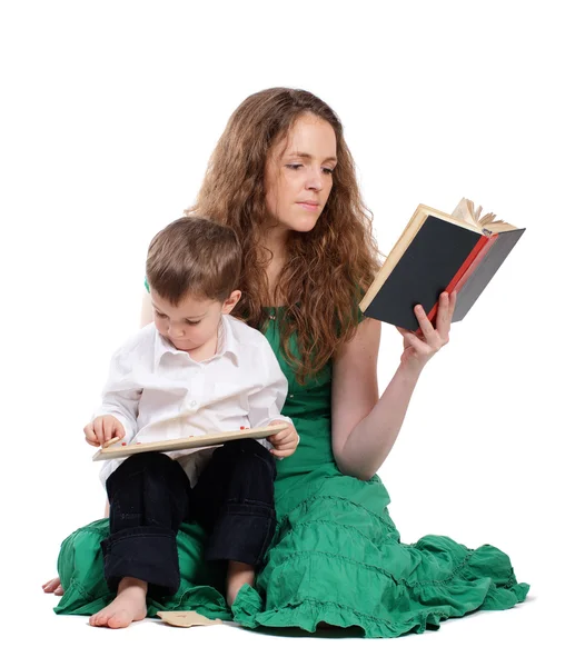 Madre e hijo leen libro y juegan — Foto de Stock