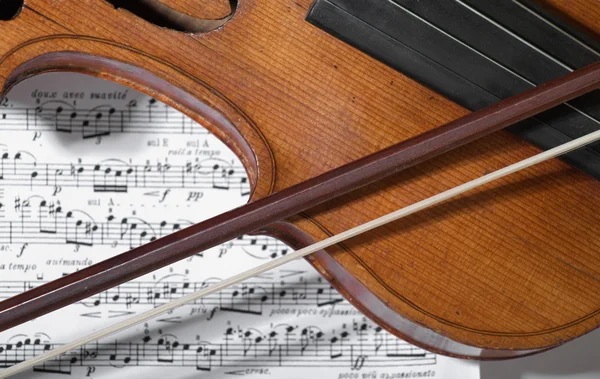 Velho violino, arco e notas — Fotografia de Stock