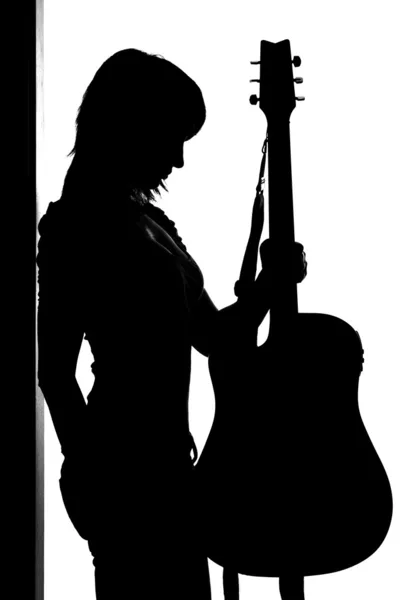 Silhouet van vrouw met gitaar — Stockfoto