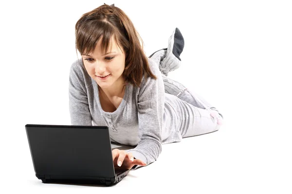 Mulher bonita na suíte esporte com laptop — Fotografia de Stock