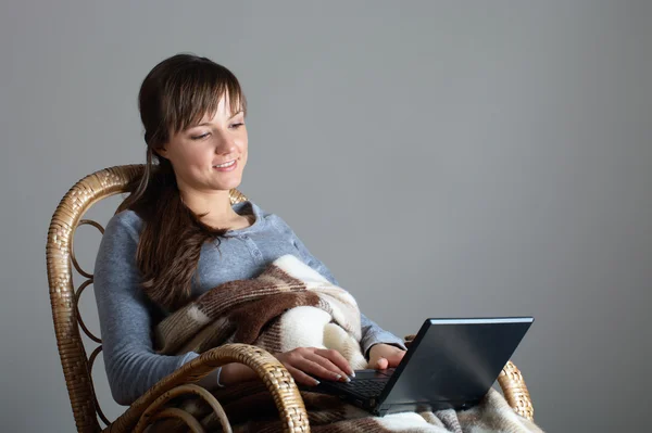 Frau im Stockstuhl mit Laptop — Stockfoto