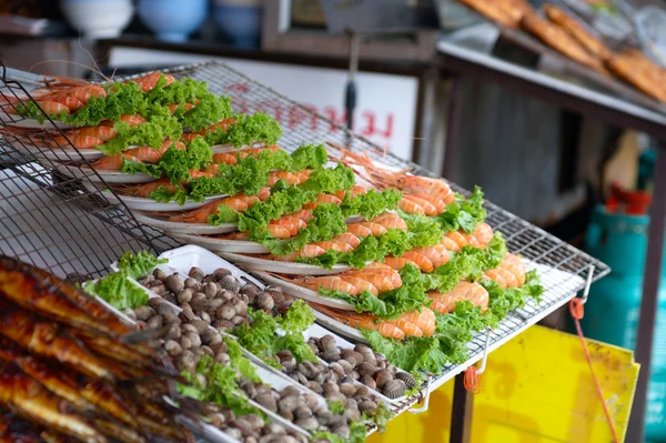 Camarão de frutos do mar de rua e conchas — Fotografia de Stock