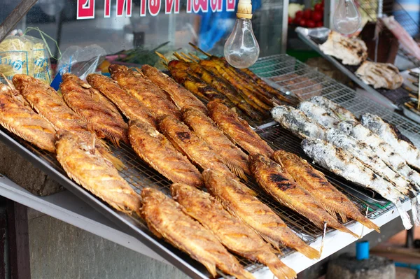 Comida de rua peixe grelhado — Fotografia de Stock