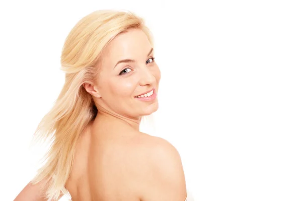 Mooie blonde vrouw met naakte schouders — Stockfoto