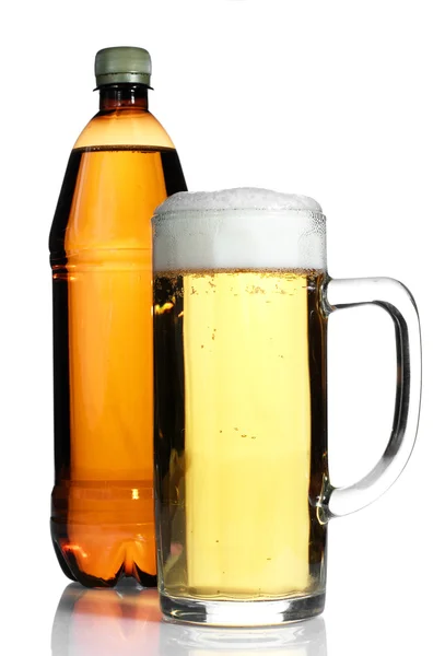 Plastik şişe ve bardak bira - Stok İmaj