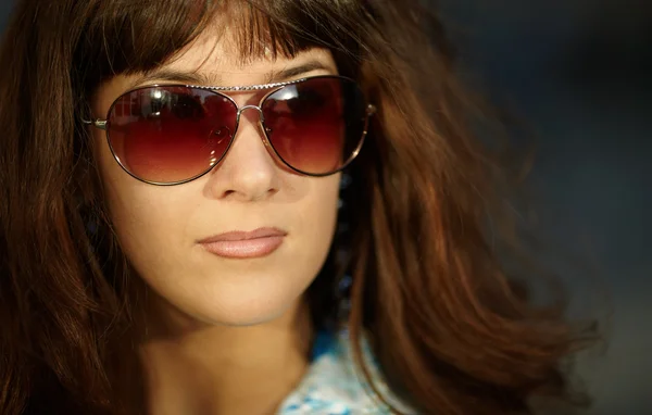 Ung kvinna med solglasögon — Stockfoto
