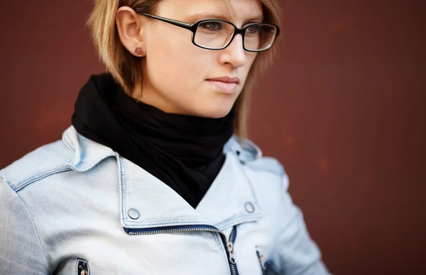 Skutečné mladá žena s brýlemi — Stock fotografie