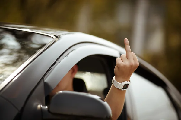 Νεαρός Οδηγός Δείχνει Μεσαίο Δάχτυλο Φυσικό Φως Επιλεκτική Εστίαση — Φωτογραφία Αρχείου