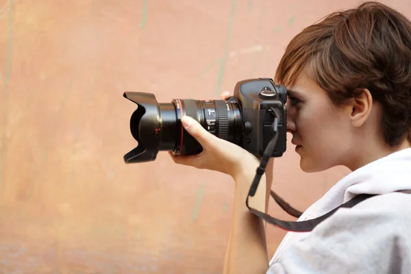 Kvinnlig Fotograf Med Professionell Slr Kamera Naturligt Ljus Selektiv Fokus — Stockfoto