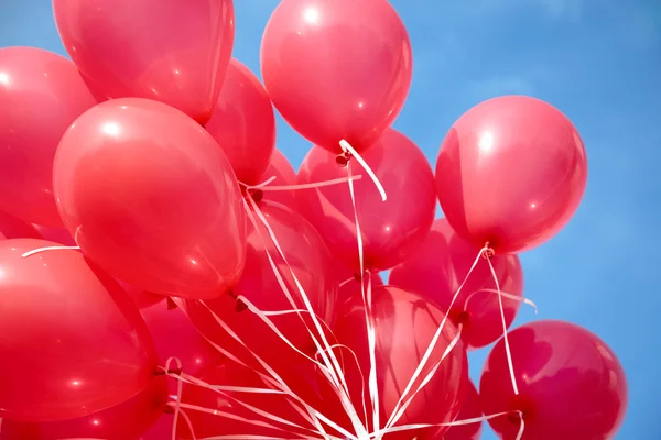 Massa Röda Ballonger Blå Himmel Bakgrund Selektiv Inriktning — Stockfoto