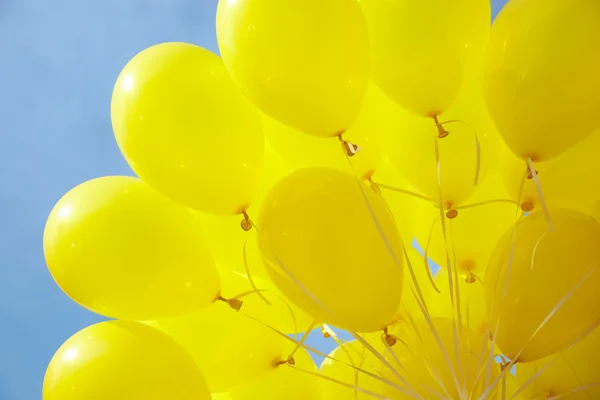 Lucht-ballonnen gekoppeld aan tekenreeks — Stockfoto