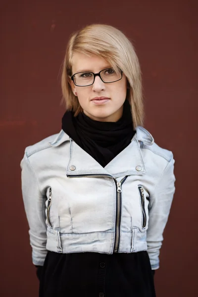 Igazi fiatal nő, szemüveg — Stock Fotó