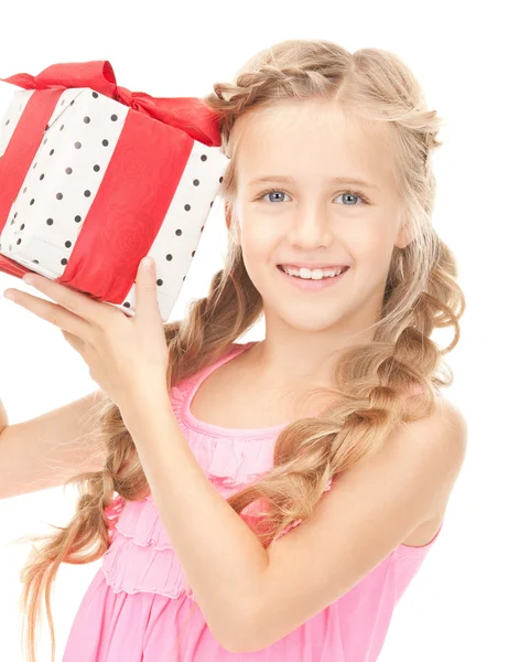 Glückliches kleines Mädchen mit Geschenkbox — Stockfoto