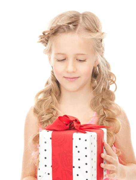 Küçük kızla mutlu: hediye kutusu — Stok fotoğraf