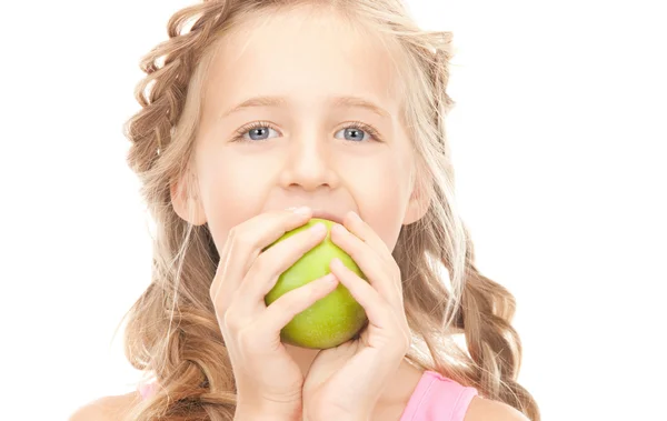 Petite fille avec pomme verte — Photo