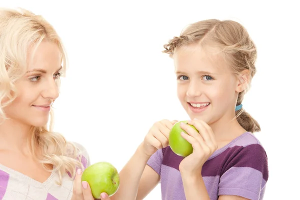Μητέρα και το μικρό κορίτσι με πράσινο μήλο — Φωτογραφία Αρχείου