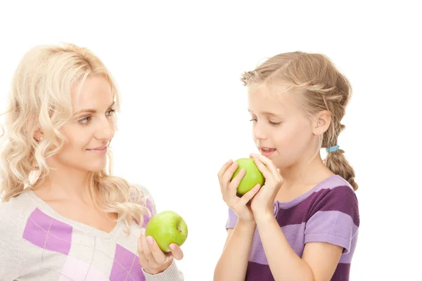 Mãe e menina com maçã verde — Fotografia de Stock