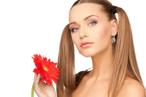 Schöne Frau mit roter Blume — Stockfoto