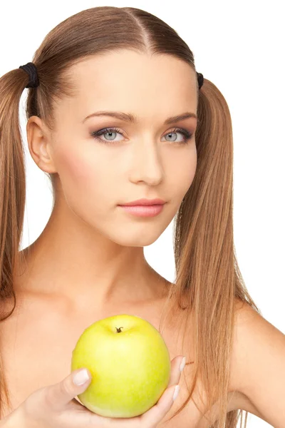 Молодая красивая женщина с зеленым яблоком — стоковое фото