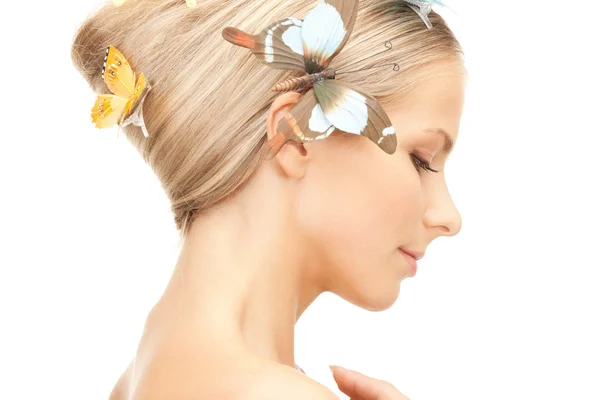 Bella donna con farfalla nei capelli — Foto Stock