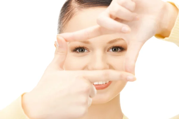 Mujer encantadora creando un marco con los dedos —  Fotos de Stock