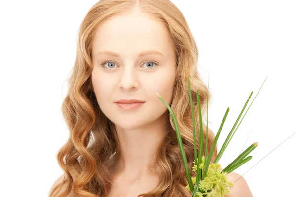 Vrouw met groene spruit — Stockfoto