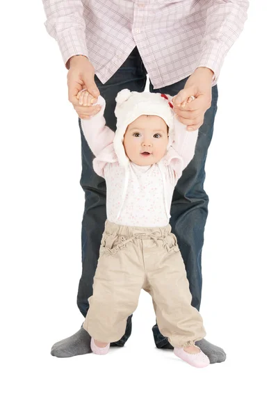 Bebê dando os primeiros passos com a ajuda do pai — Fotografia de Stock