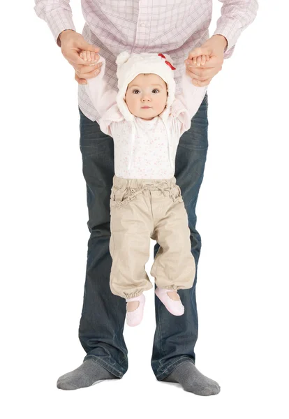 Baby hängande på fäder händer — Stockfoto
