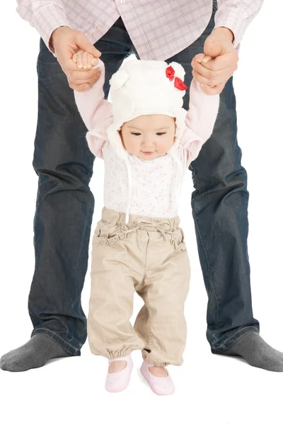 Dítě dělat první kroky s pomocí otce — Stock fotografie