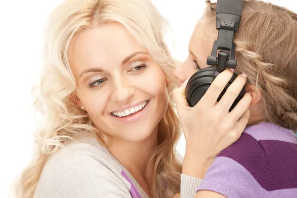 Moeder en meisje met koptelefoon — Stockfoto