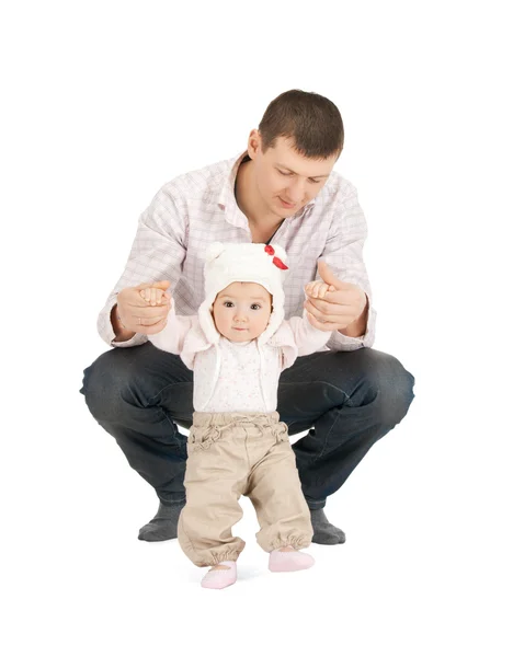 Dítě dělat první kroky s pomocí otce — Stock fotografie