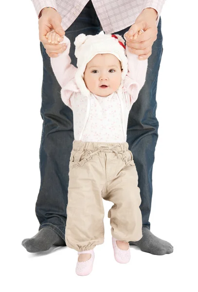 Bambino che fa i primi passi con l'aiuto del padre — Foto Stock