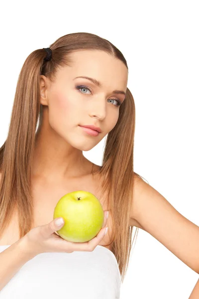 年轻漂亮的女人和青苹果 — 图库照片