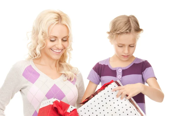 Mor och liten flicka med gåvor — Stockfoto