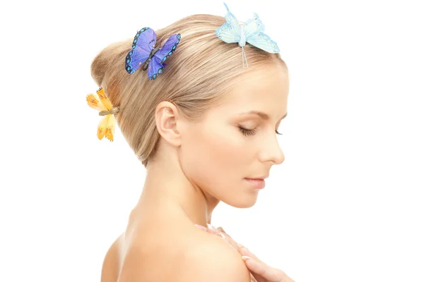 Красива жінка з метеликом у волоссі — стокове фото