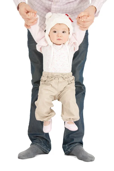 Baby hängande på fäder händer — Stockfoto
