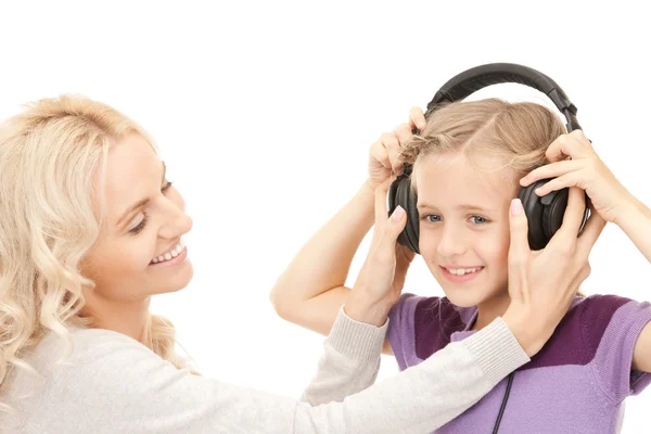 Madre y niña con auriculares — Foto de Stock