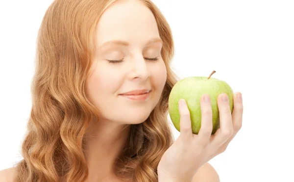 Jeune belle femme avec pomme verte — Photo