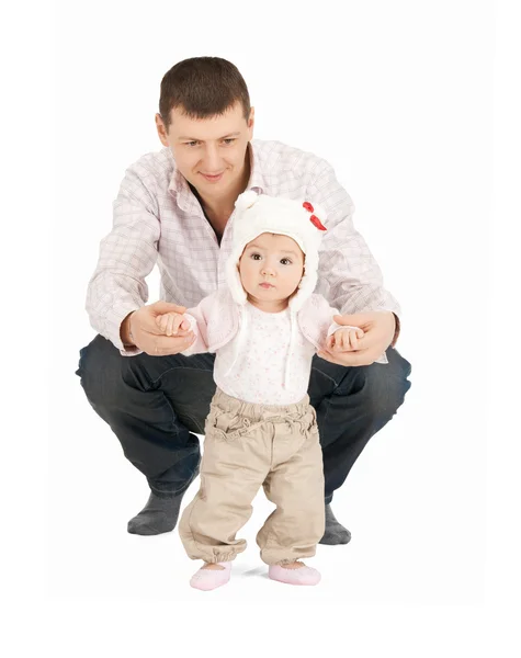Bebeğin babası yardımı ile ilk adımlar — Stok fotoğraf