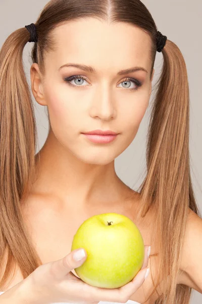年轻漂亮的女人和青苹果 — 图库照片