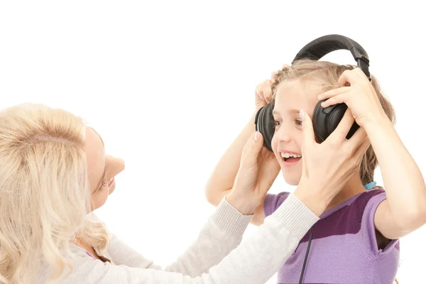 Mère et petite fille avec écouteurs — Photo