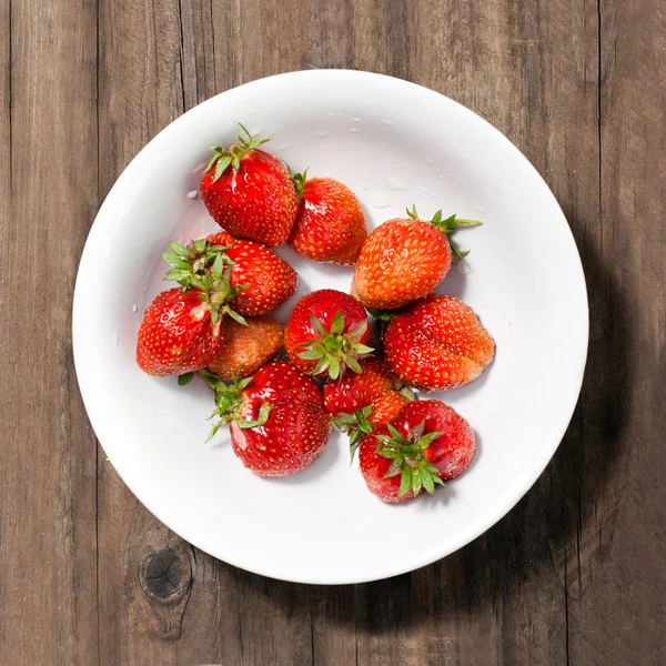 成熟的草莓在盘子上 — 图库照片